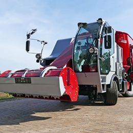 BVL Selbstfahrender Futtermischwagen 