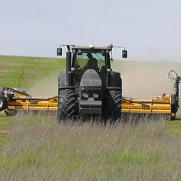 Müthing Heckmulchgerät mit Langfahrvorrichtung